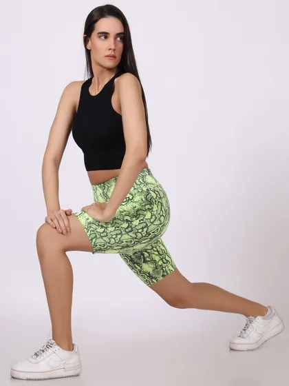 A model demonstrates a lunge, showcasing the flexibility and fit of the activewear. Action shots like this are crucial for performance-oriented fitness brands.