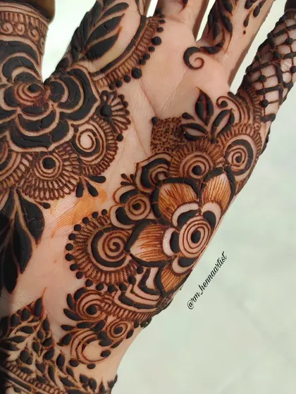 Another close-up of the beautiful flower motifs in this design. The mix of bold and fine lines gives the flowers a 3D effect.
