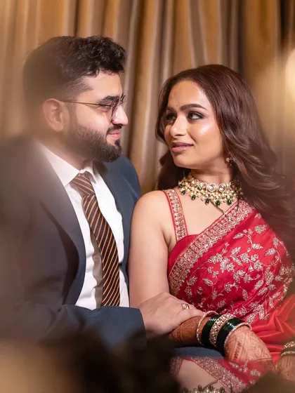 An intimate glance between the couple. The bride's soft glam makeup, with its shimmering details and defined eyes, looks stunning from every angle.