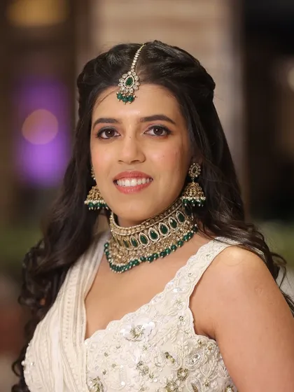 This is my signature 'no-makeup' makeup look. The focus is on creating luminous, dewy skin that looks fresh and natural, paired with a soft hairstyle for an effortlessly graceful appearance.