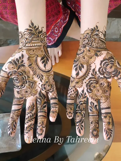 This is one of my favorite party mehendi designs. It combines bold floral work with delicate netting and leafy patterns on the fingers, creating a balanced and beautiful look for any celebration.