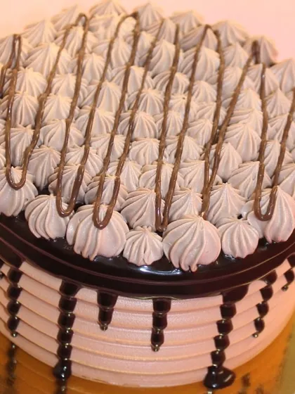 A delicious Nutella cake with generous piping and a rich chocolate drip. The combination of chocolate and hazelnut is always a crowd-pleaser.