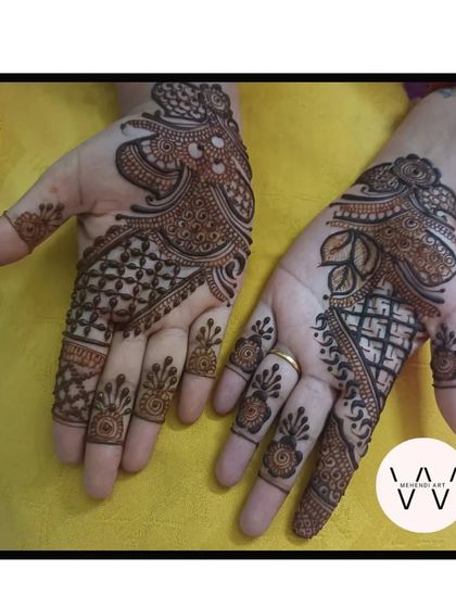 A different style of Arabic henna, with a focus on finger details.
