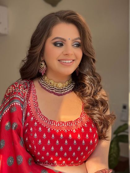 Thinking of going bold for your festive look? This is your inspiration. A smoky eye and radiant skin pair beautifully with a traditional red outfit, proving that red is timeless and versatile.