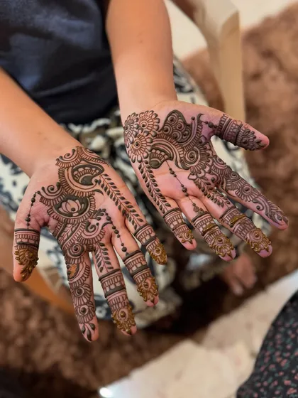 A beautiful Arabic-style design, with flowing patterns that create a diagonal look across the hand.