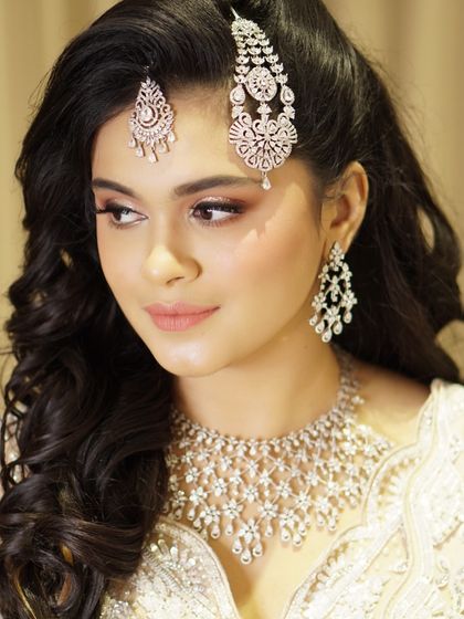 Grace and poise defined this celebratory look for Safaagaa. Her glowing skin, ethereal shimmer on the eyes, and elegant diamond jewelry came together for a look of pure sophistication.
