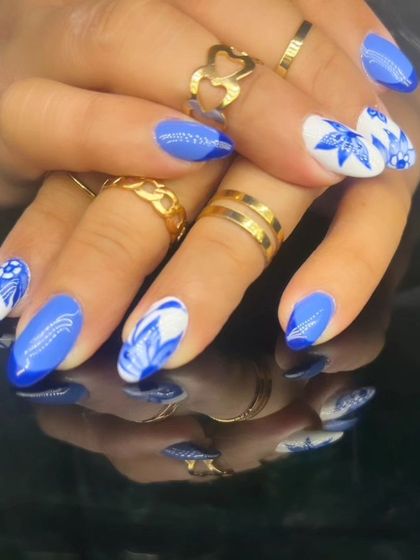 A side view of the beautiful blue and white porcelain-style floral nail art.