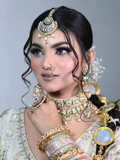 This look is all about the eyes. The blue contact lenses and the glittery shadow make a bold statement.
