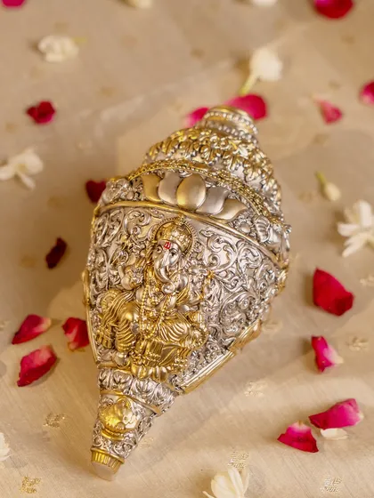 This is not just a conch shell; it is a masterpiece of devotion. The surface is adorned with an incredibly detailed, dual-tone depiction of Lord Ganesha, transforming a traditional symbol into an extraordinary work of art.