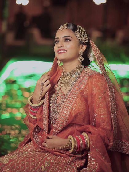 A moment of pure joy. The bride's radiant smile is the best accessory, enhanced by a makeup look that makes her feel confident and beautiful.