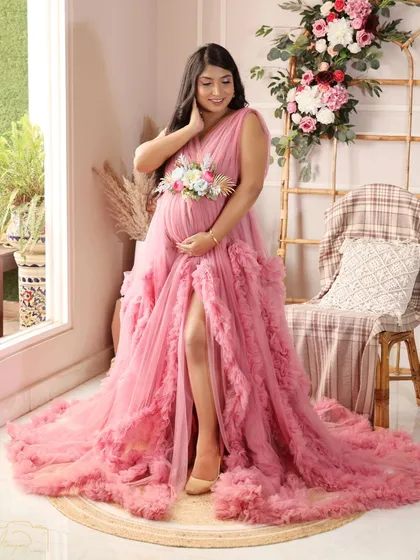 A beautiful, glowing portrait of the mother-to-be by the window, with natural light creating a soft and dreamy effect.