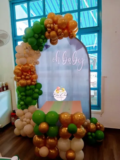 A unique 'Oh Baby' backdrop with a balloon arch in the colors of the Indian flag, perfect for a patriotic theme.