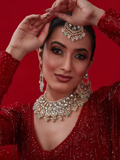A classic bridal look with a smokey eye and beautiful jewelry, created by a student from our Mumbai batch during their third portfolio shoot.