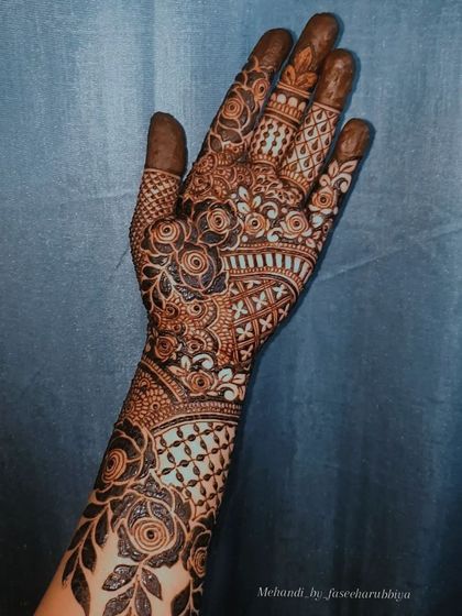 A close-up of the palm, highlighting the checkerboard fill and shaded rose.