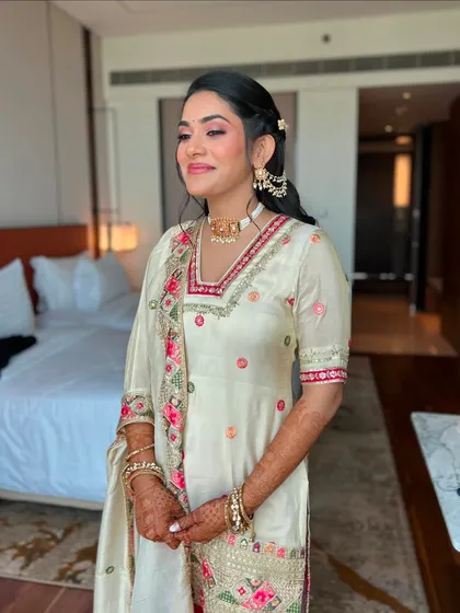 A candid moment of Supriya during her Mehendi. Her glowing skin and soft makeup look effortless and perfect for a daytime celebration.