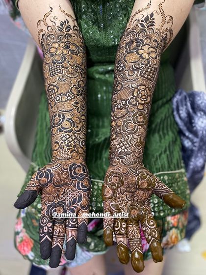 This design combines dark, bold florals with lighter, more detailed patterns for a striking and beautiful contrast.