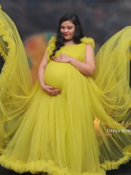 Bring a touch of sunshine to your photoshoot with this bright yellow ruffled gown. The wing-like tulle attachments are perfect for creating a playful and dramatic butterfly effect, adding a joyful and unique element to your maternity pictures.
