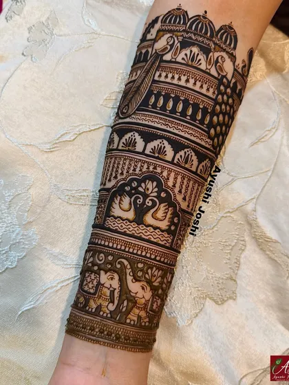 The full armband, showing how the peacock and palace motif is complemented by bands of swans and elephants below.