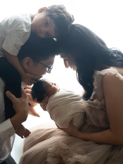 The whole family comes together for a creative pose, full of love and connection. These are the unique portraits that truly stand out.