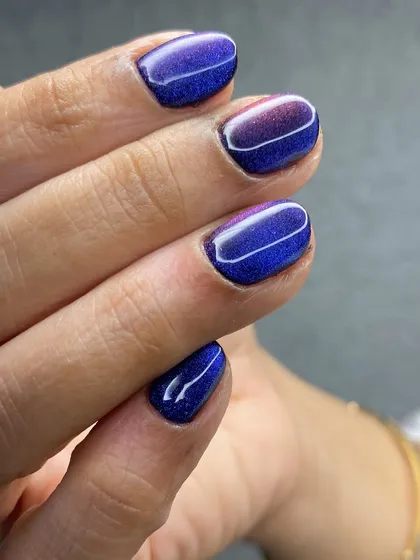 This dual-shade cat-eye shifts from deep blue to purple for a galaxy-like effect.