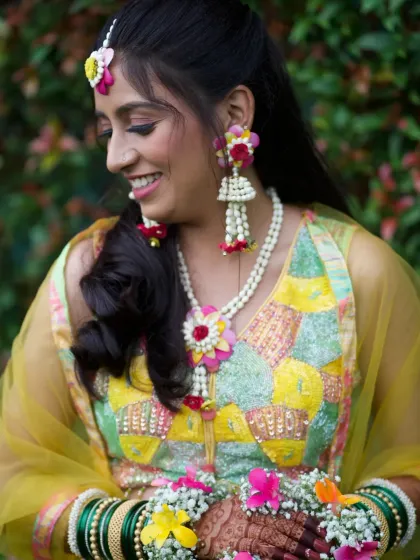 A close-up of our dreamy, multicolour floral jewellery. The vibrant flowers and pearl details make this set a perfect choice for a fun Haldi or Mehendi event.