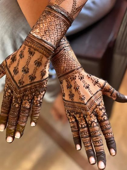 A beautiful example of a modern lotus vine pattern. This Indo-Arabic design is perfect for someone who wants an elegant yet not-so-heavy look.