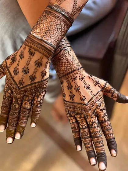 A beautiful V-shaped Indo-Arabic design that leaves the center of the palm open, creating a very modern and chic look.