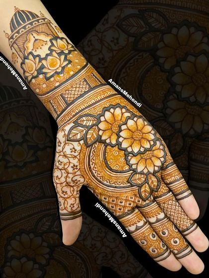 A beautiful floral design for the back of the hand. The pattern features large, blooming flowers mixed with lotus motifs and a palace dome on the wrist.