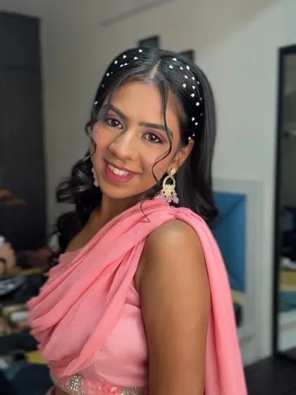 This angle shows how the pearl headband adds a touch of modern glamour to the classic soft curls.