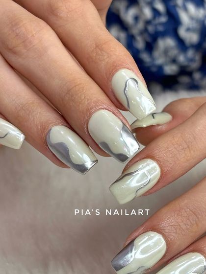 Cool tone vibes with this off-white base and flowing silver chrome design.
