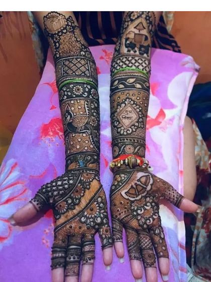 This design includes the Hindi word 'Vivah' (Wedding) written in a decorative box. We can also add your wedding date or other special words to your mehendi.