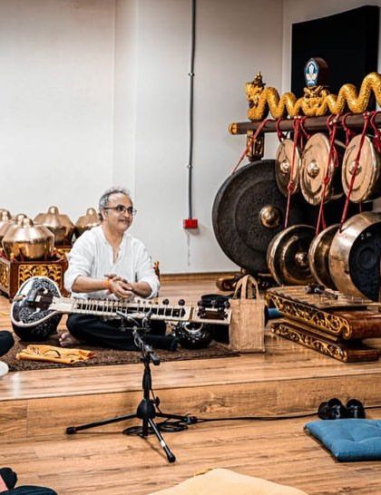 A wonderful memory from a workshop in Guayaquil, Ecuador. Here, I am explaining the structure of a raga to an engaged group of students, surrounded by beautiful Gamelan instruments, showing how different musical cultures can connect.