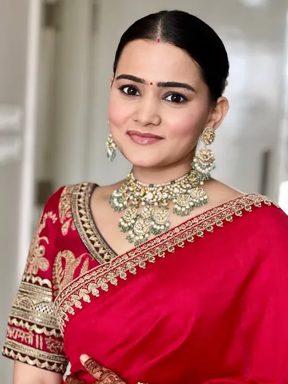 A close-up of this clean and simple makeup. The skin is fresh, the brows are defined, and a simple bindi completes this classic look.