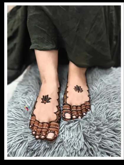 Another shot of the clean and graceful lotus feet mehendi.