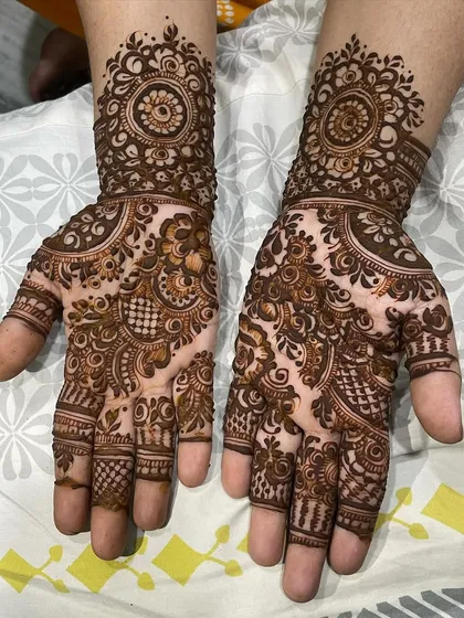 This Eid design is all about detail, with wrist cuffs and densely packed patterns on the palms. The combination of mandalas and leafy vines is a classic for any celebration.