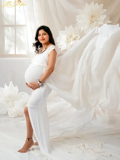 There is so much power in simplicity. An all-white theme with flowing fabric creates a serene, angelic look that beautifully highlights the pure joy of pregnancy.