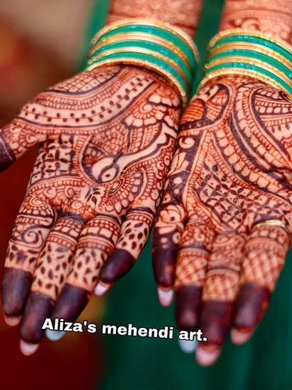 Obsessed with this henna stain. The deep maroon color is the result of high-quality natural henna and good aftercare.