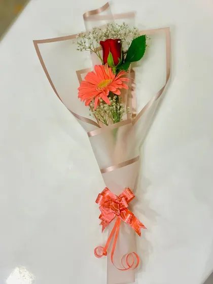 Another version of my mini-bouquet, this time with a single red rose and a pink gerbera daisy. It's a perfect small gift for any occasion.