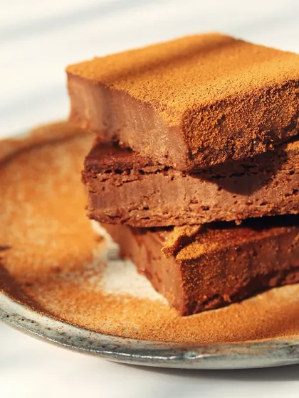 Who said healthy can’t be heavenly? Our fudgy Salted Cinnamon Caramel Dark Chocolate Brownies are low-carb, low-fat, and contain zero refined sugar. This is where your sweet tooth and wellness goals become best friends.