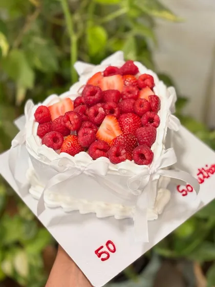 A heart full of love and fresh berries. This design combines a romantic heart shape with delicate piping and a generous topping of fresh strawberries and raspberries for a look that is both modern and delicious.