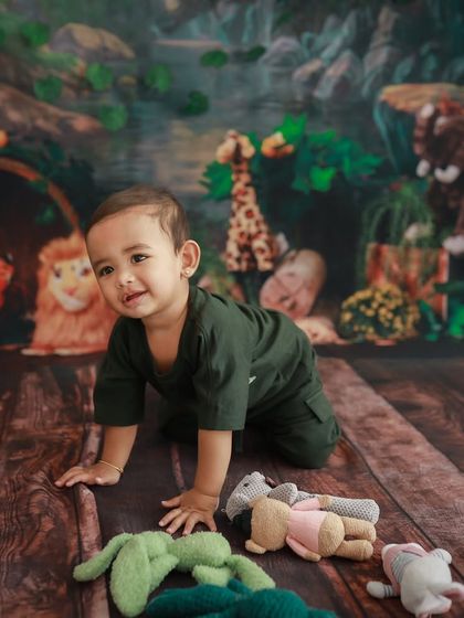 This little man is on the move! I love capturing the crawling stage with fun backdrops like this jungle theme.