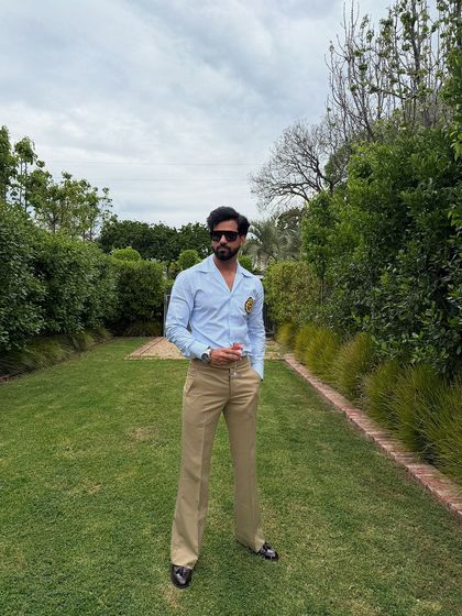 Our "old money" style blue striped shirt, featuring a unique crest detail. This piece is perfect for a sophisticated brunch or a garden party.