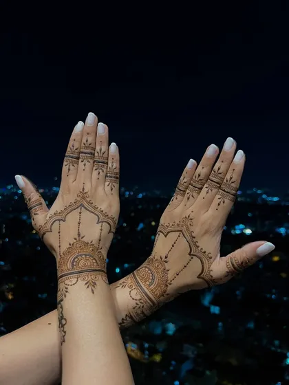 This elegant back-hand mehendi was for the wonderful actress Divya Spandana. The design features delicate jewellery-like patterns with fine lines and semi-circular motifs, perfect for a sophisticated look.