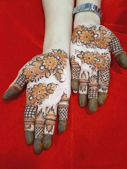 A beautiful floral design for a guest. The checkered pattern on the fingers adds a traditional touch to the modern layout.