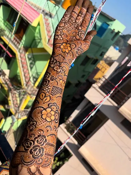 A beautiful floral design captured in the sunlight. The natural light makes the fresh henna stain glow.