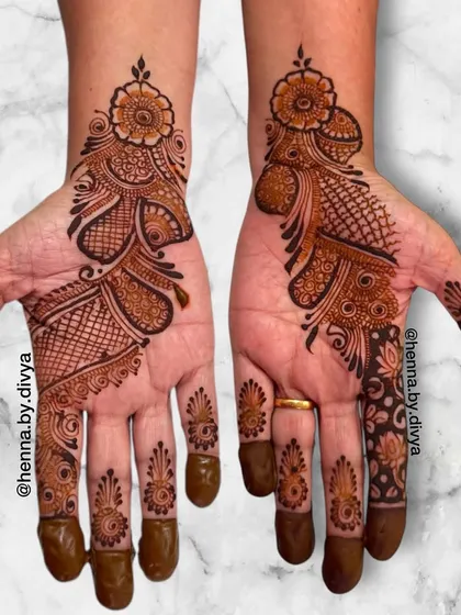A beautiful Arabic-style design for the palms. The pattern flows diagonally across the hand, leaving parts of the palm open for a modern and elegant look.