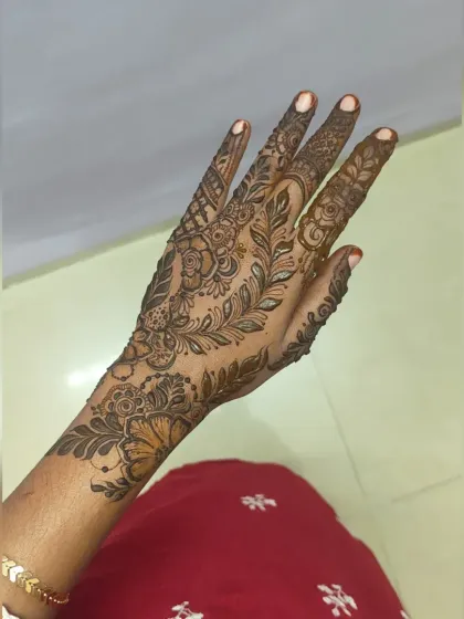 A lovely leafy vine design that flows diagonally across the back of the hand. This is a very elegant and popular style for party henna.