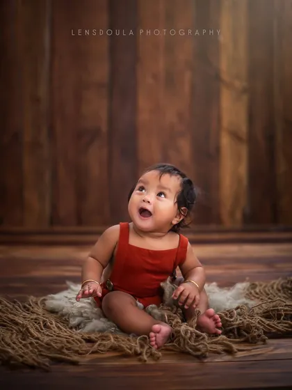 That beautiful moment of discovery. We love capturing these candid expressions during our simple, prop-free sitter sessions.
