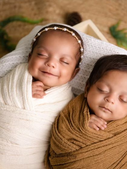 This twin portrait in a wooden box uses contrasting wrap colors, white and brown, to create a visually appealing and rustic image.