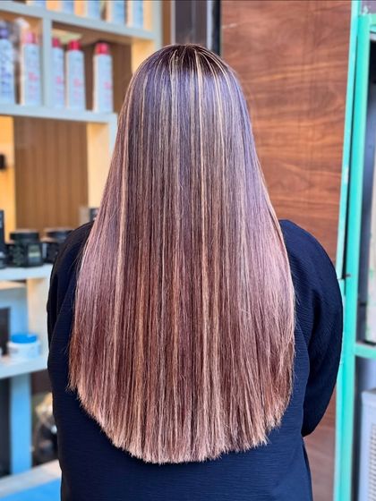 Golden blonde highlights on sleek, straight hair. This look is clean, sharp, and timeless, showing how highlights can transform even straight hair.
